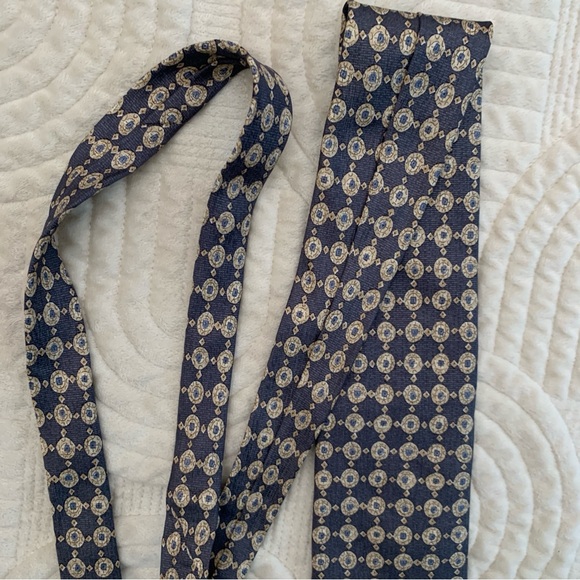 Geoffrey Beene 100% Silk Navy and Gold Patterned Tie - Picture 8 of 11